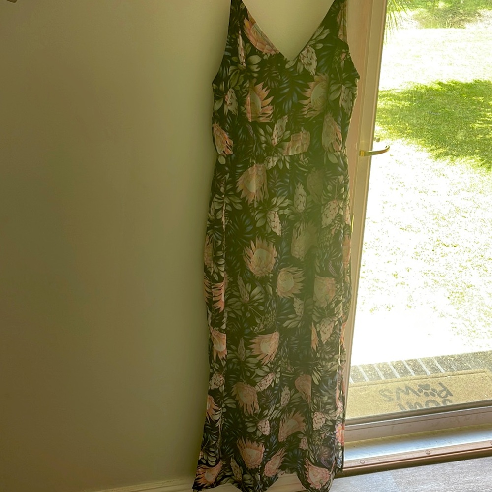 Maxi floral dress, super soft and comfortable to wear. Never worn